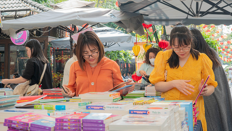 Nhiều phụ huynh đến tìm sách cho con em mình.