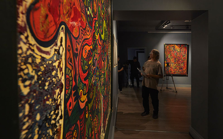 Những bức sơn mài khổ lớn trong triển lãm.