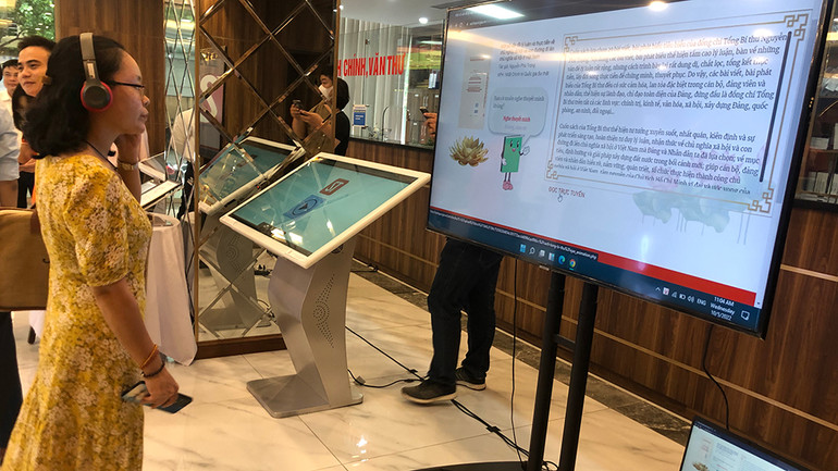 Độc giả trải nghiệm sách nói.