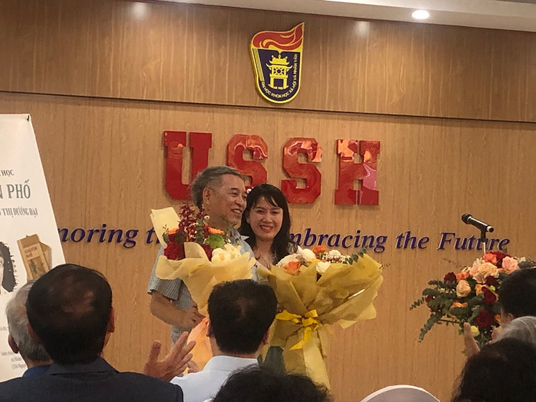 PGS, TS Phạm Quang Long nhận hoa chúc mừng của các thế hệ học trò trong buổi ra mắt sách.