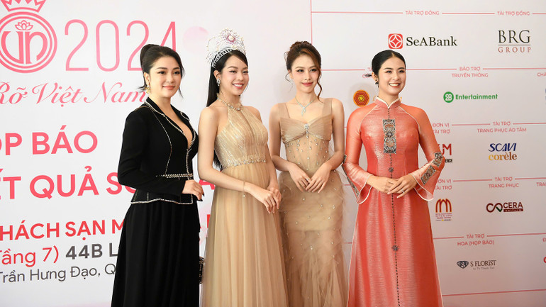 Các hoa hậu Nguyễn Thị Huyền, Thanh Thủy, Ngọc Hân và Á hậu Ngọc Hằng.