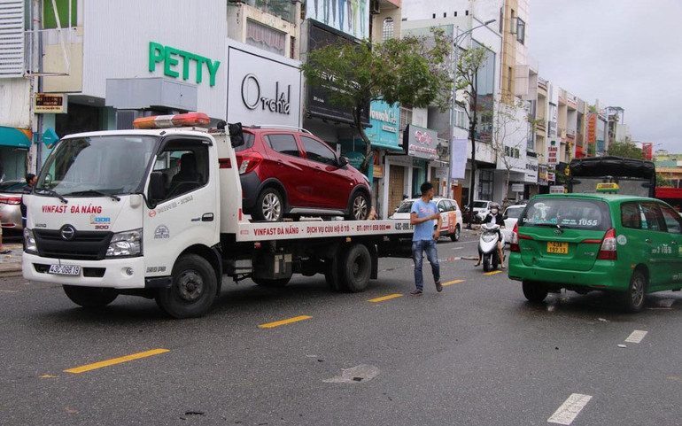 Lực lượng cứu hộ bắt đầu kéo các xe bị hư hỏng đi sửa chữa.