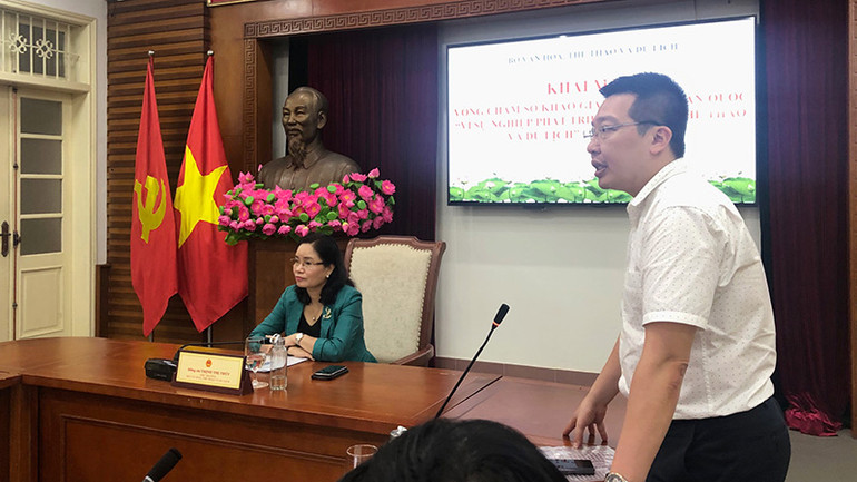 Nhà báo Nguyễn Anh Vũ, Tổng Biên tập Báo Văn hóa, đại diện Ban tổ chức giải phát biểu tại buổi lễ.