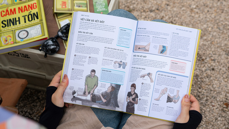 Sách trang bị cả những kỹ năng sơ cứu y tế đơn giản.