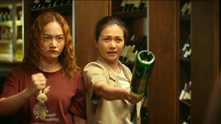 Chị Phương luôn sẵn sàng bảo vệ các em bất chấp hiểm nguy. Chị Phương luôn sẵn sàng bảo vệ các em bất chấp hiểm nguy.