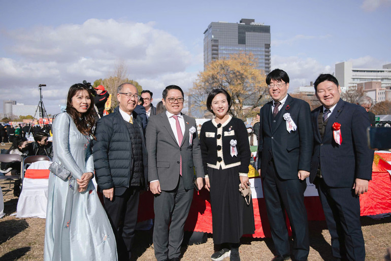 Ông Ngô Trịnh Hà - Tổng Lãnh sự Việt Nam tại Osaka (thứ 3 từ trái sang) cùng các chính khách Nhật Bản tại sự kiện Xuân quê hương - Trái tim Việt Nam.