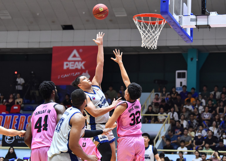 Dominique Tham thi đấu nỗ lực trước đội hình phòng ngự chặt chẽ của đội chủ nhà. Anh có cho mình 22 điểm cùng 8 rebounds sau 31 phút thi đấu.