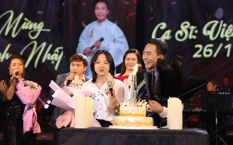 NSƯT Việt Hoàn xúc động đón sinh nhật tại liveshow.