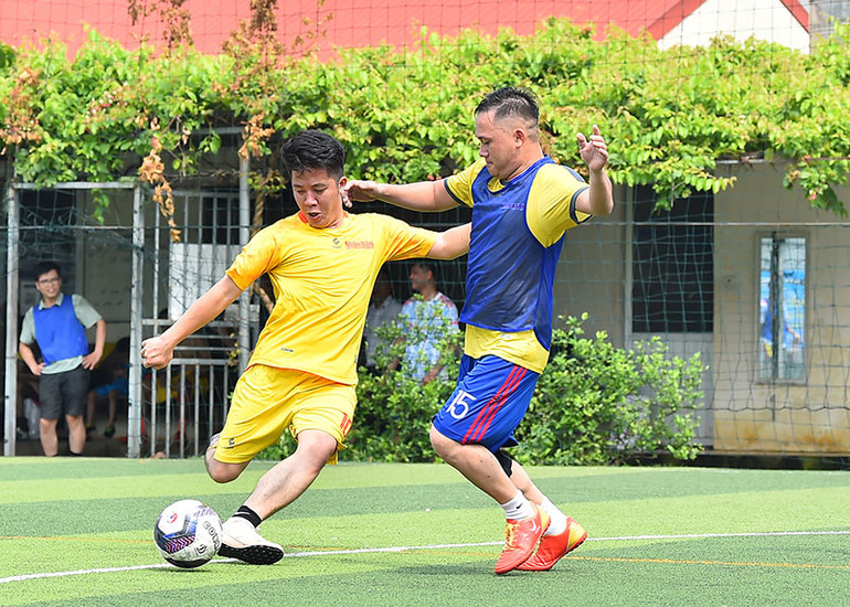 Với chất lượng đội hình đồng đều và nhỉnh hơn, các cầu thủ Báo Nhân Dân nhanh chóng áp đặt thế trận và tạo sức ép liên tục lên khung thành đối thủ. Riêng cầu thủ Hồng Quân (bên trái) ghi 6 bàn trong trận đấu này.