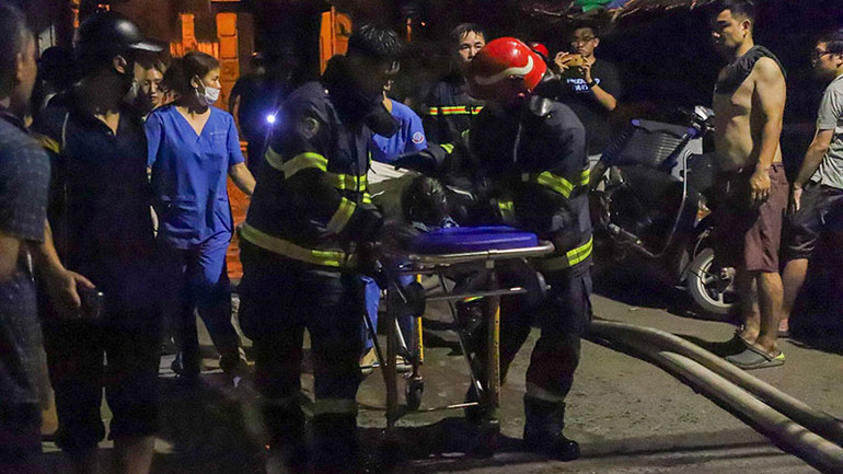 Nạn nhân được đưa đi cấp cứu.