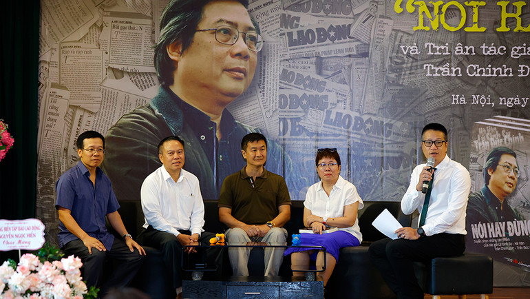 Nhóm biên soạn, những đồng nghiệp cũ của nhà báo Trần Đức Chính trò chuyện về những kỷ niệm làm nghề cùng ông.