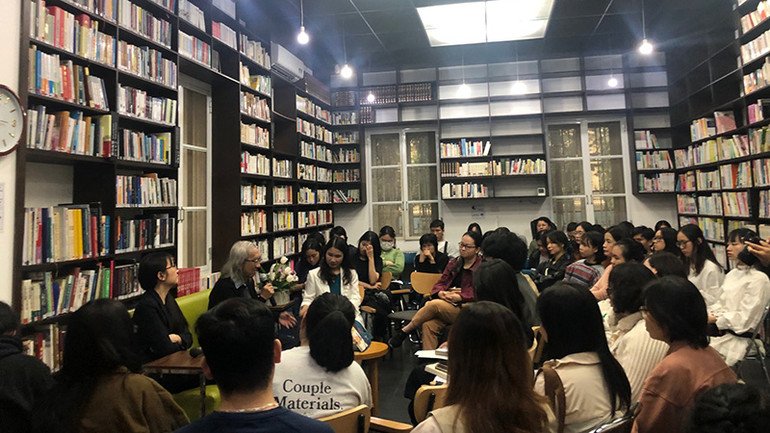 Đông đảo độc giả trẻ đã đến nghe trò chuyện về văn học Nhật Bản. Đông đảo độc giả trẻ đã đến nghe trò chuyện về văn học Nhật Bản.