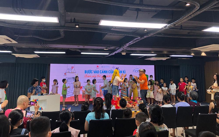 Các em nhỏ tham gia một trò chơi trong chương trình.