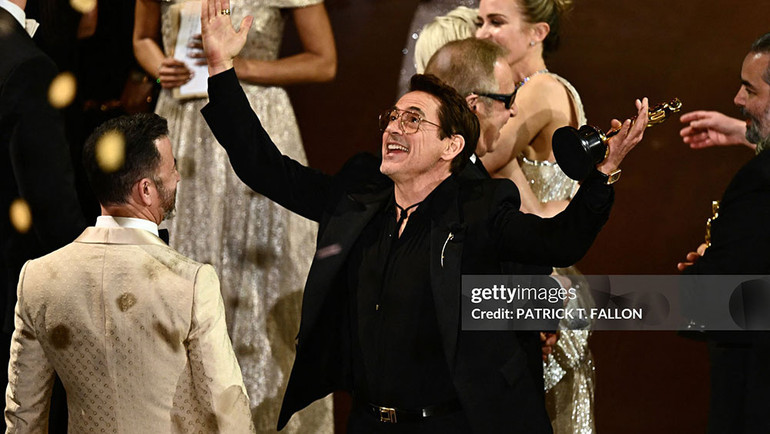 Robert Downey Jr. nhận tượng vàng đầu tiên trong sự nghiệp diễn xuất của mình.