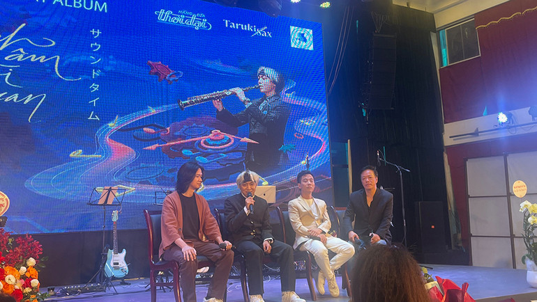 Nhạc sĩ Nguyễn Việt Hùng, Bảo Anh, nhạc sĩ Thành Vương và MC Nguyễn Hữu Chiến Thắng. Nhạc sĩ Nguyễn Việt Hùng, Bảo Anh, nhạc sĩ Thành Vương và MC Nguyễn Hữu Chiến Thắng.