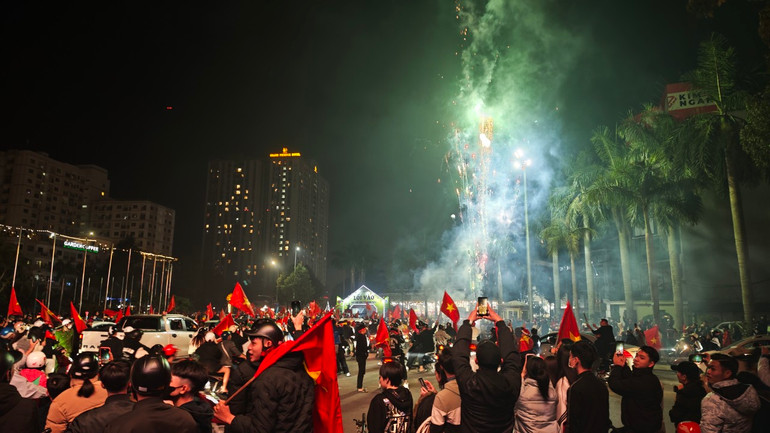Người hâm mộ đổ ra đường mừng đội tuyển Việt Nam vô địch ASEAN Cup 2024 ảnh 16