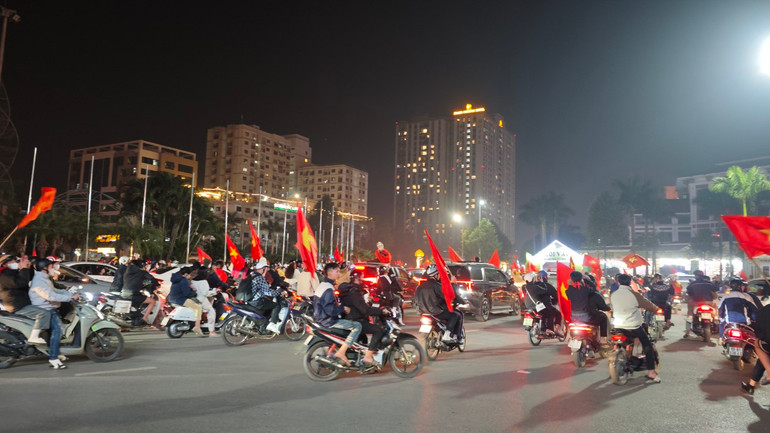 Người hâm mộ đổ ra đường mừng đội tuyển Việt Nam vô địch ASEAN Cup 2024 ảnh 15