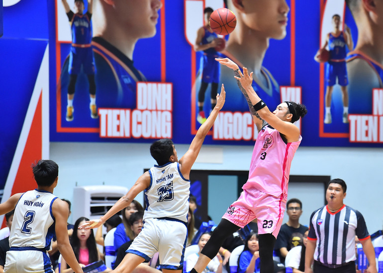 Đội trưởng Tâm Đinh tiếp tục thể hiện phong độ xuất sắc trong trận đấu ngày hôm nay khi chơi trọn vẹn 40 phút với 17 điểm cùng 8 rebounds (bắt bóng bật bảng) và 8 steals (cướp bóng).