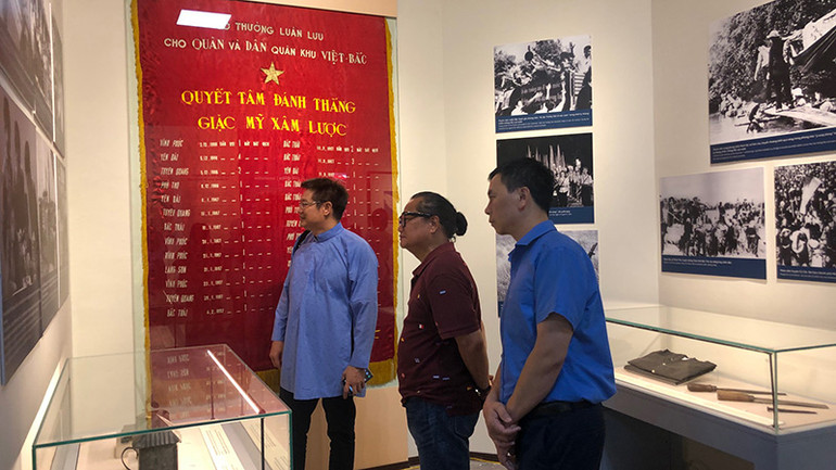 Khách tham quan tại Triển lãm.