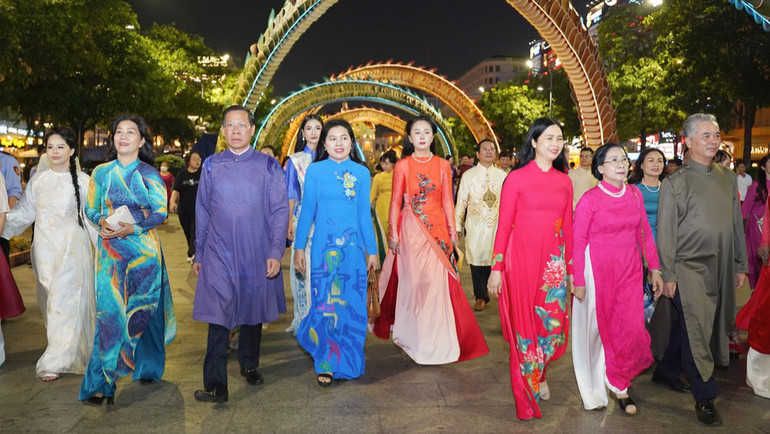 Nhà thiết kế Vũ Thảo Giang (ở giữa, áo dài cam) tại Lễ hội.