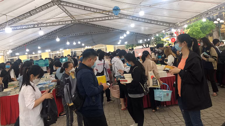 Các sự kiện giảm giá, khuyến mãi, tri ân khách hàng của các đơn vị xuất bản luôn thu hút đông đảo bạn đọc tham gia. Các sự kiện giảm giá, khuyến mãi, tri ân khách hàng của các đơn vị xuất bản luôn thu hút đông đảo bạn đọc tham gia.