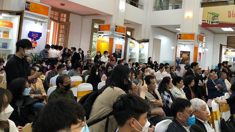 Bạn đọc tham gia kín chỗ một sự kiện giới thiệu sách tại Thư viện Quốc gia.