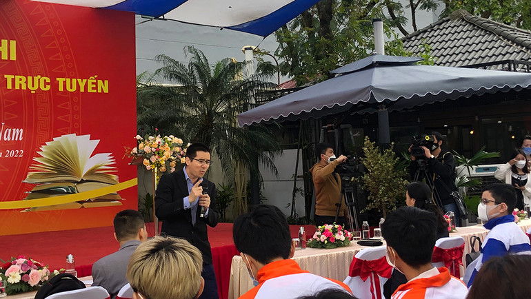 Nhà nghiên cứu Nguyễn Quốc Vương giao lưu với các bạn đọc trẻ.