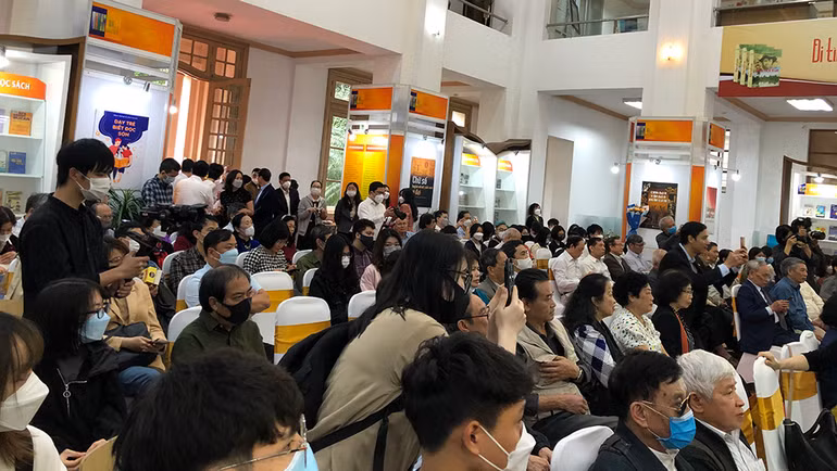 Bạn đọc tham gia kín chỗ một sự kiện giới thiệu sách tại Thư viện Quốc gia. Bạn đọc tham gia kín chỗ một sự kiện giới thiệu sách tại Thư viện Quốc gia.