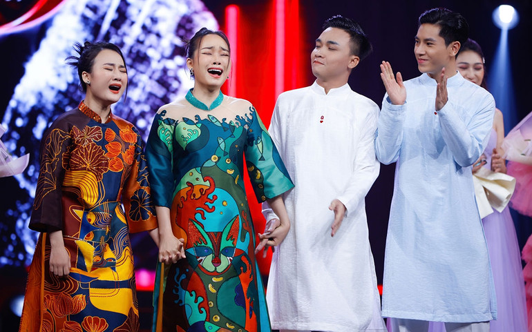 2 nữ ca sĩ xúc động khi biết mình giành ngôi quán quân. 2 nữ ca sĩ xúc động khi biết mình giành ngôi quán quân.