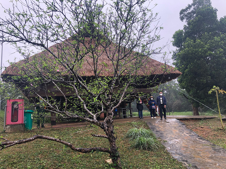 Du khách tham quan Làng trong dịp đầu năm. Du khách tham quan Làng trong dịp đầu năm.