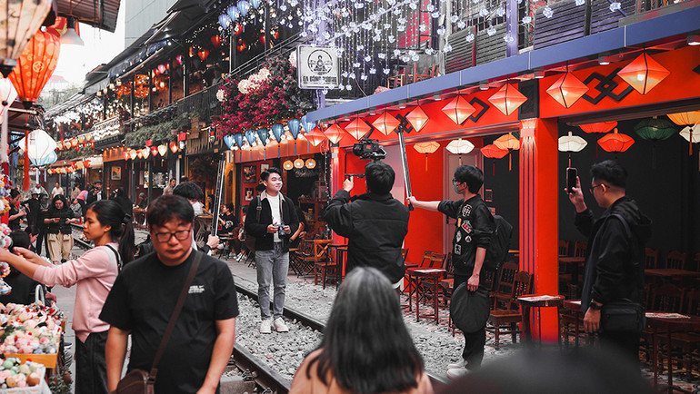 Đinh Xuân Đạt và ê-kíp thực hiện MV.