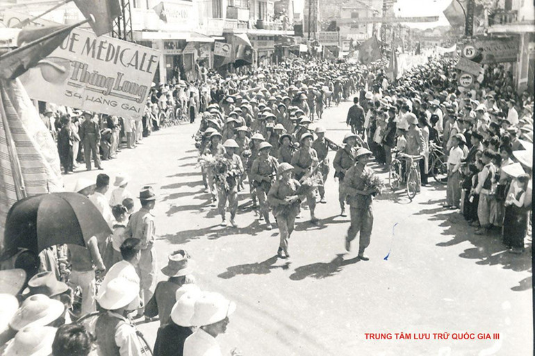 Trung đoàn Thủ đô về đến phố Hàng Gai. (Ảnh: Trung tâm Lưu trữ Quốc gia III)