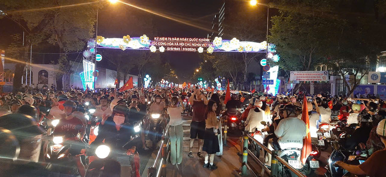 Người hâm mộ đổ ra đường mừng đội tuyển Việt Nam vô địch ASEAN Cup 2024 ảnh 49