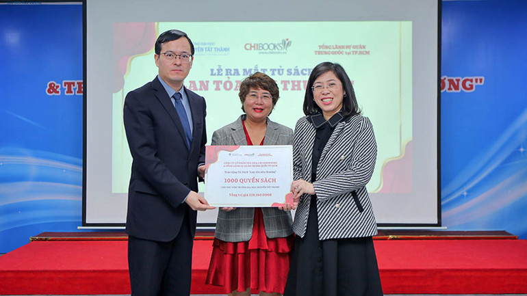 Tặng sách cho Đại học Nguyễn Tất Thành. Tặng sách cho Đại học Nguyễn Tất Thành.