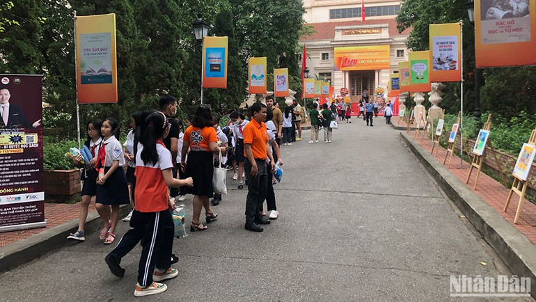 Các em học sinh tham gia các hoạt động trong Ngày Sách Việt Nam tại Thư viện Quốc gia.