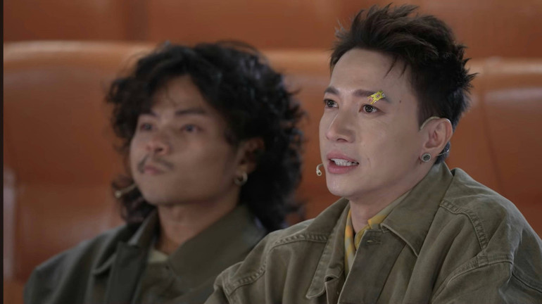 S.T Sơn Thạch xúc động trước câu chuyện của Đinh Viết Tường. S.T Sơn Thạch xúc động trước câu chuyện của Đinh Viết Tường.