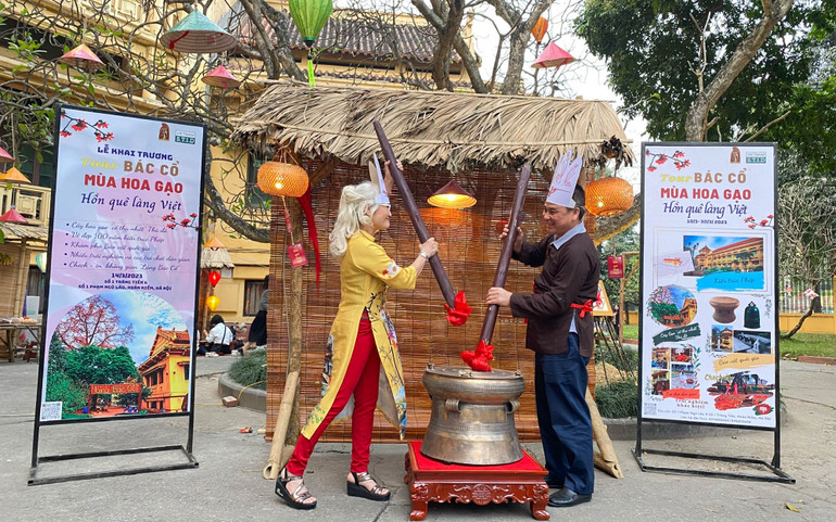 Khách tham quan trải nghiệm “Thanh âm Đồng Cổ”.