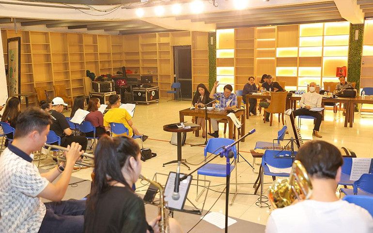 Các nghệ sĩ trong một buổi tập.