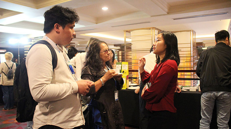 Các đại biểu trao đổi bên lề hội thảo.