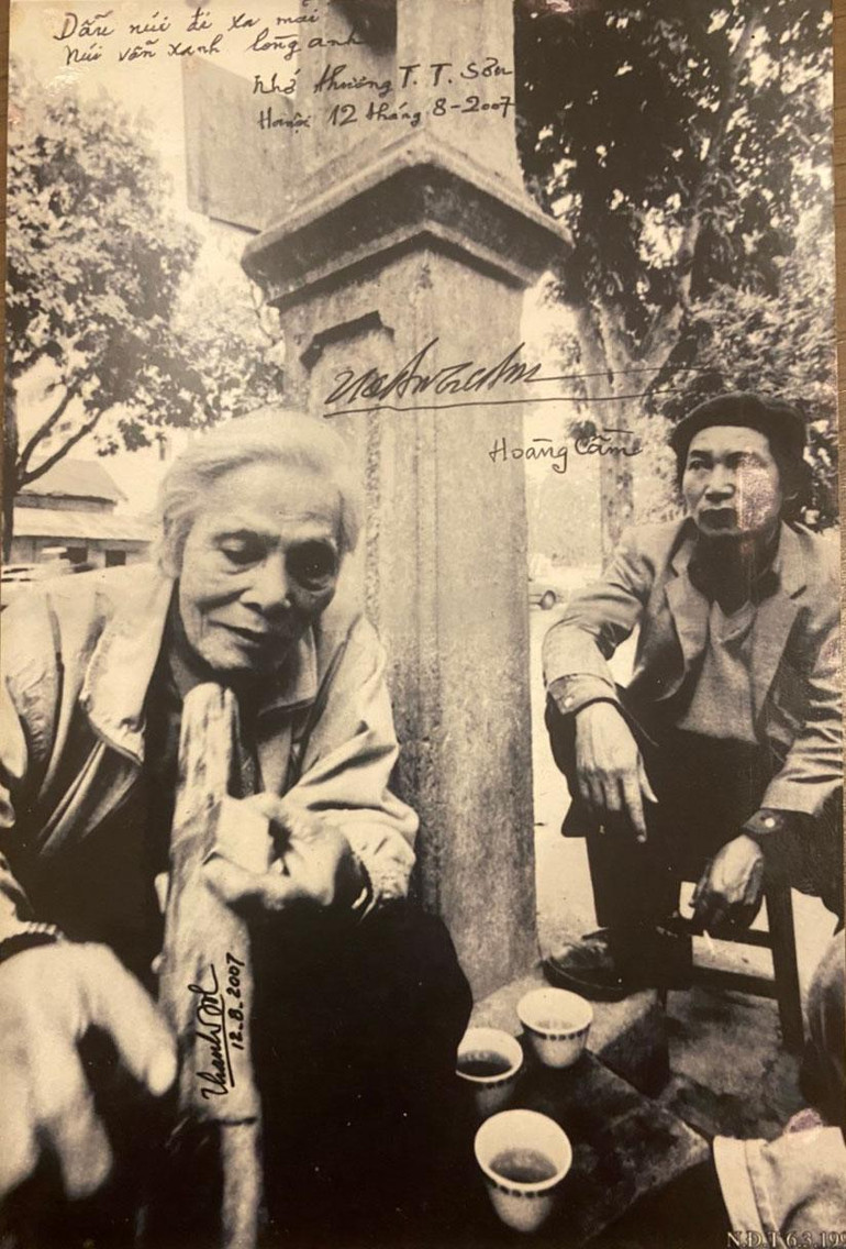 Nhà Thơ Hoàng Cầm và nhà thơ Trịnh Thanh Sơn và câu thơ nhà thơ Hoàng Cầm tặng trước khi nhà thơ Trịnh Thanh Sơn mất “Dẫu núi đi xa mãi/ Núi vẫn xanh lòng anh”. (Ảnh: Nguyễn Đình Toán)