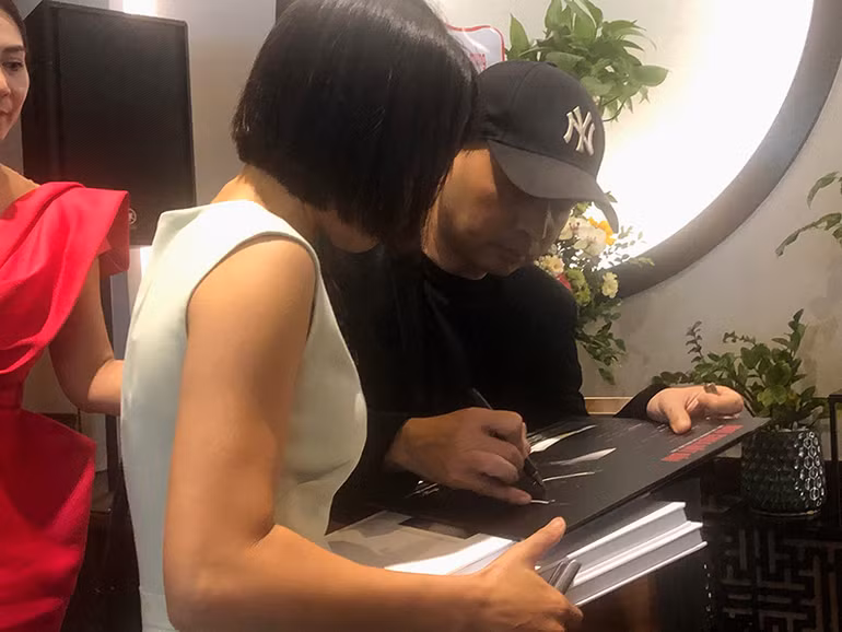 Nhạc sĩ Đức Trí ký tặng sách và đĩa than.