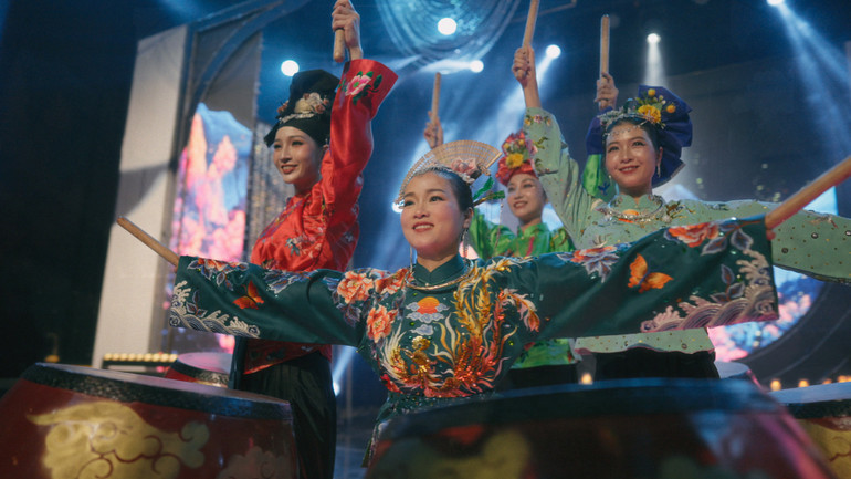 Màn hòa tấu trống đặc sắc trong MV. Màn hòa tấu trống đặc sắc trong MV.