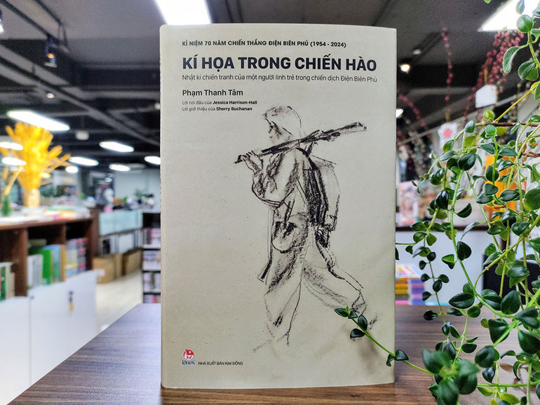 “Ký họa trong chiến hào - Nhật kí chiến tranh của một người lính trẻ trong chiến dịch Điện Biên Phủ” của họa sĩ Phạm Thanh Tâm.