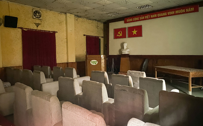 Bên trong một phòng họp bị bỏ hoang nhiều năm.