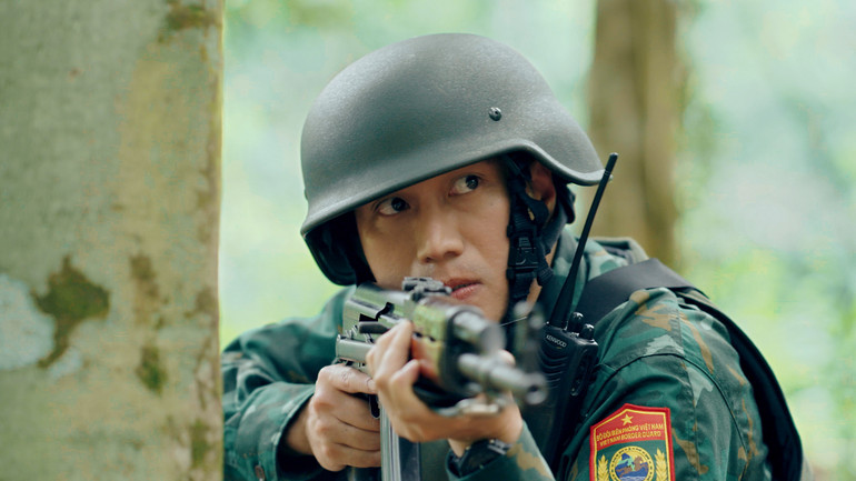 Việt Anh trong vai đồn trưởng Trung.