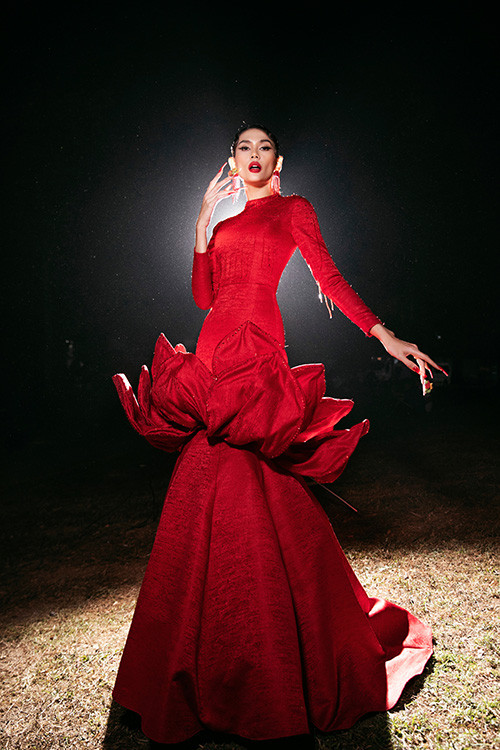 Siêu mẫu Võ Hoàng Yến trong một thiết kế của Thạch Linh.