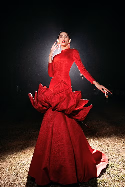 Siêu mẫu Võ Hoàng Yến trong một thiết kế của Thạch Linh.