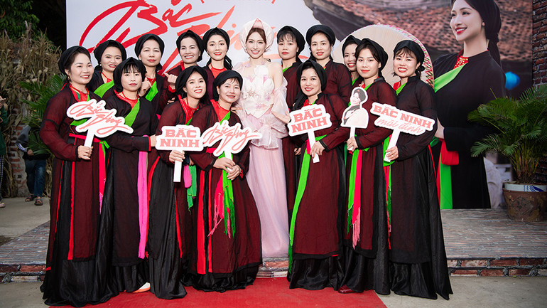 Hòa Minzy tại buổi ra mắt MV.