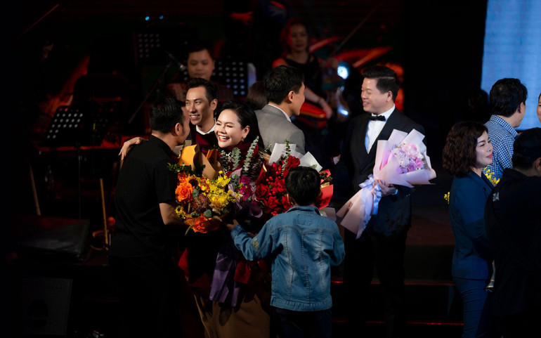 Lương Nguyệt Anh trong vòng tay khán giả.