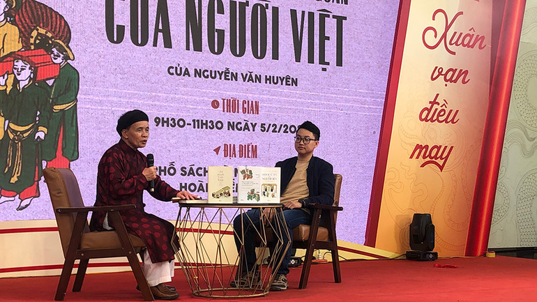 PGS, TS Bùi Xuân Đính và BTV Đào Lê Tiến Sỹ chia sẻ về cuốn sách.